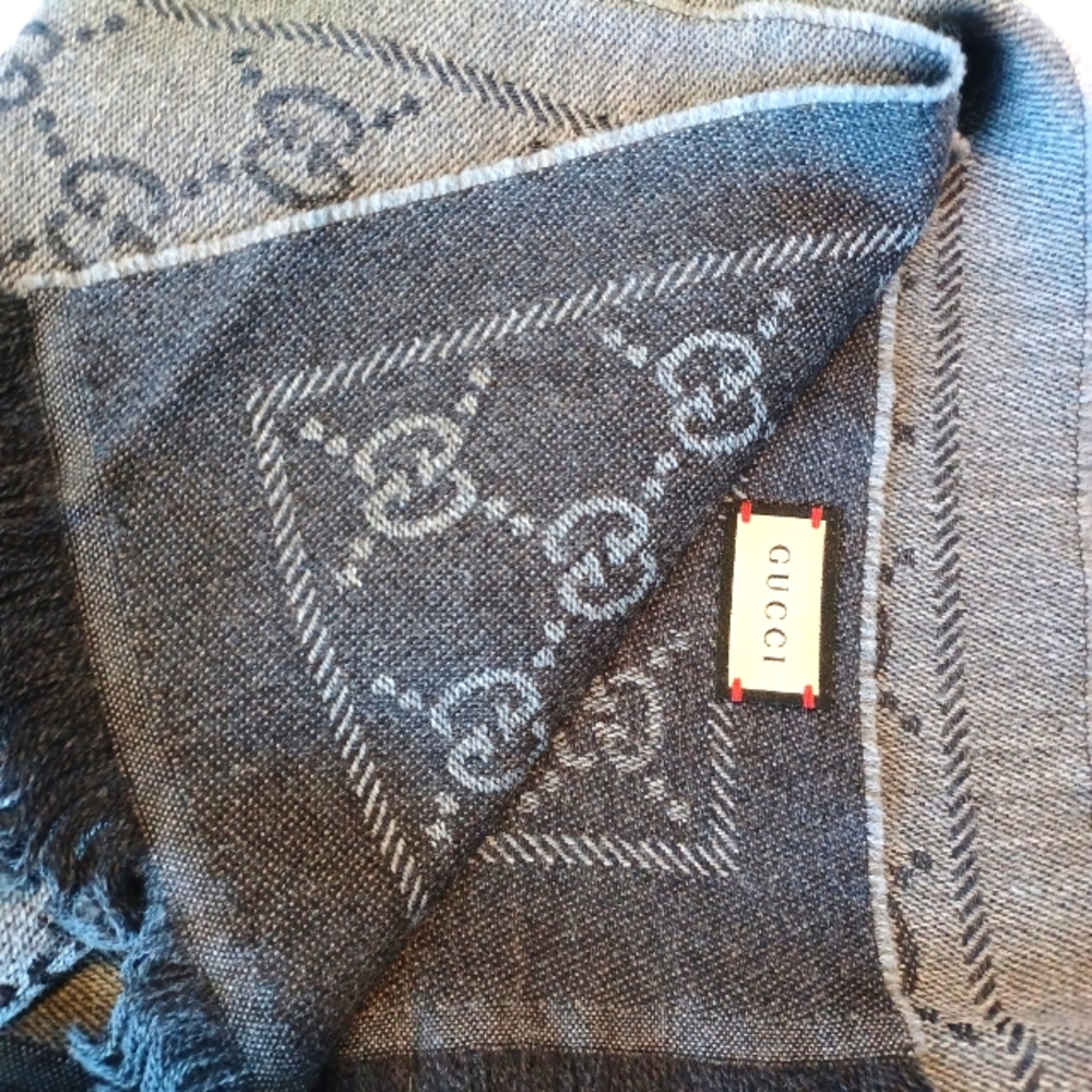 Authentic Gucci Gray wool Scarf - Picture 2 of 6